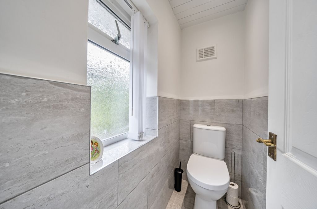 Property photo 3 of 12 WC - 104 Old Meadow Lane - Ewemove Sale