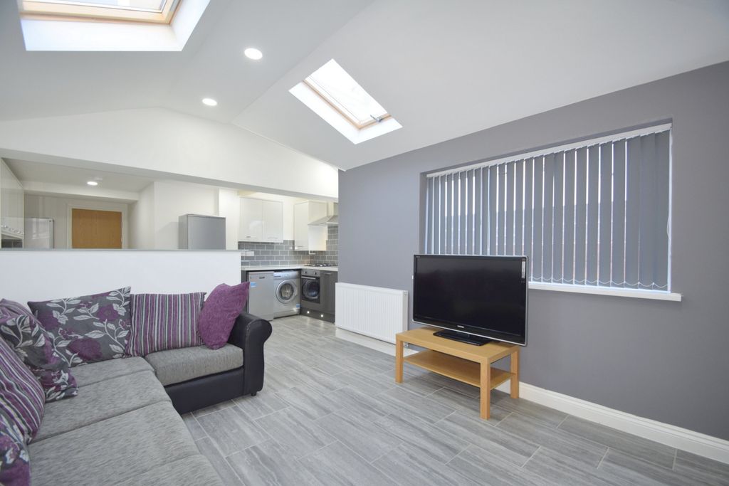 Property photo 3 of 17 Photo 6