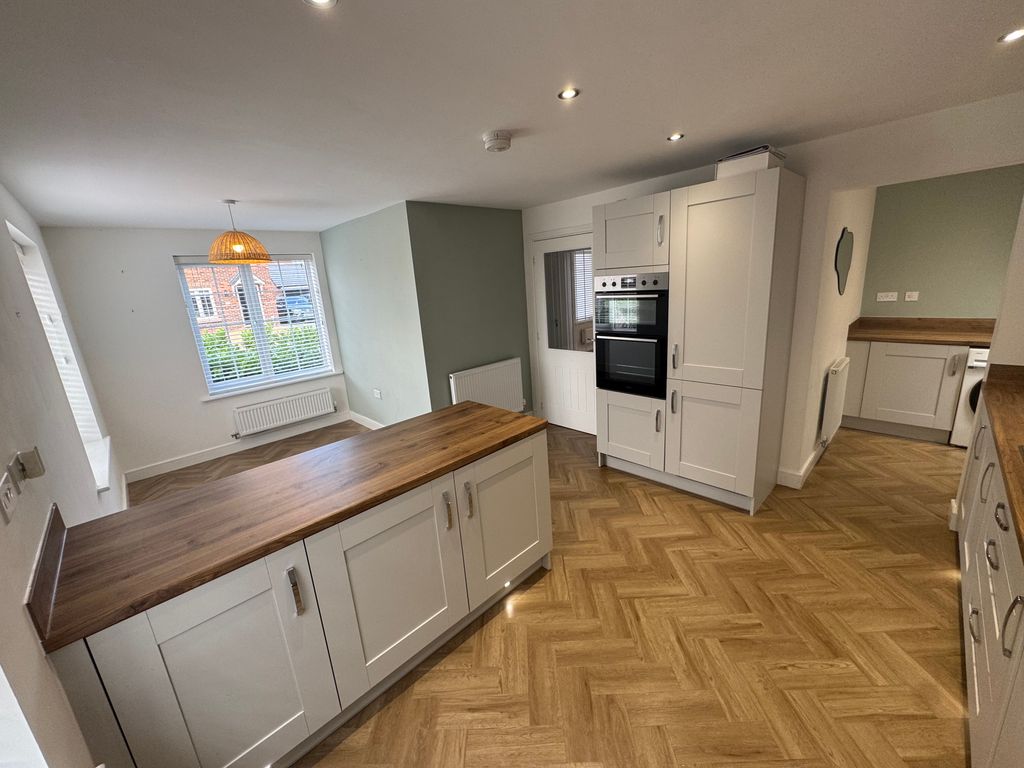 Property photo 3 of 14 Kitchen