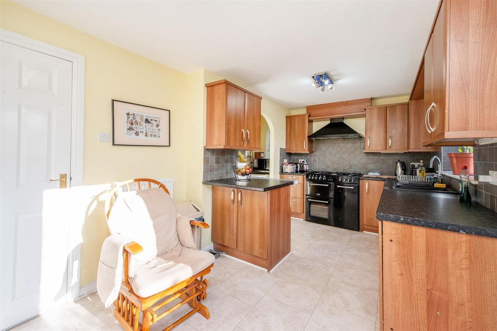 Property photo 3 of 27 Kitchen/Breakfast Room