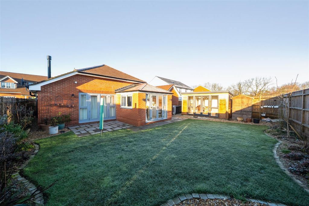 Property photo 3 of 22 Garden To Summer House