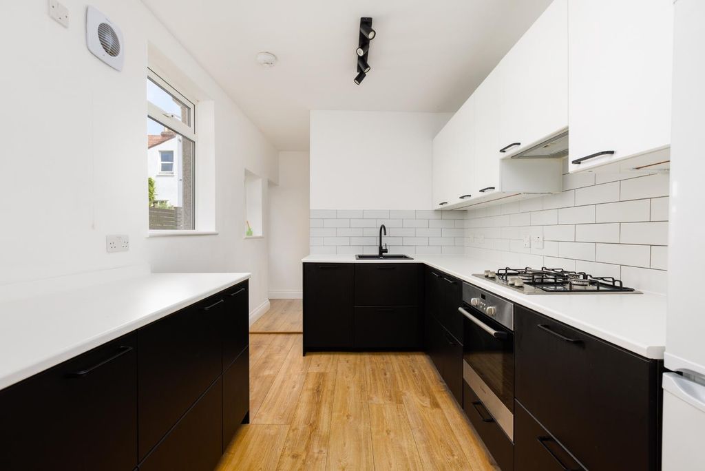 Property photo 3 of 21 21 Douglas Road, Bs7-14.Jpg