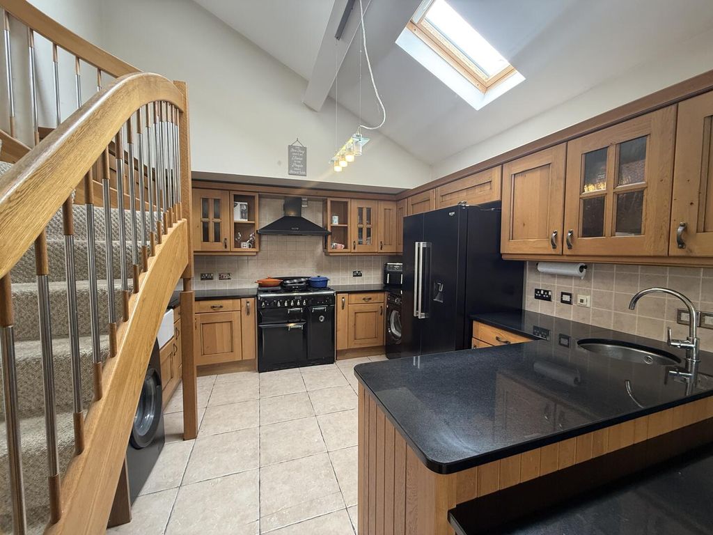 Property photo 2 of 11 Kitchen
