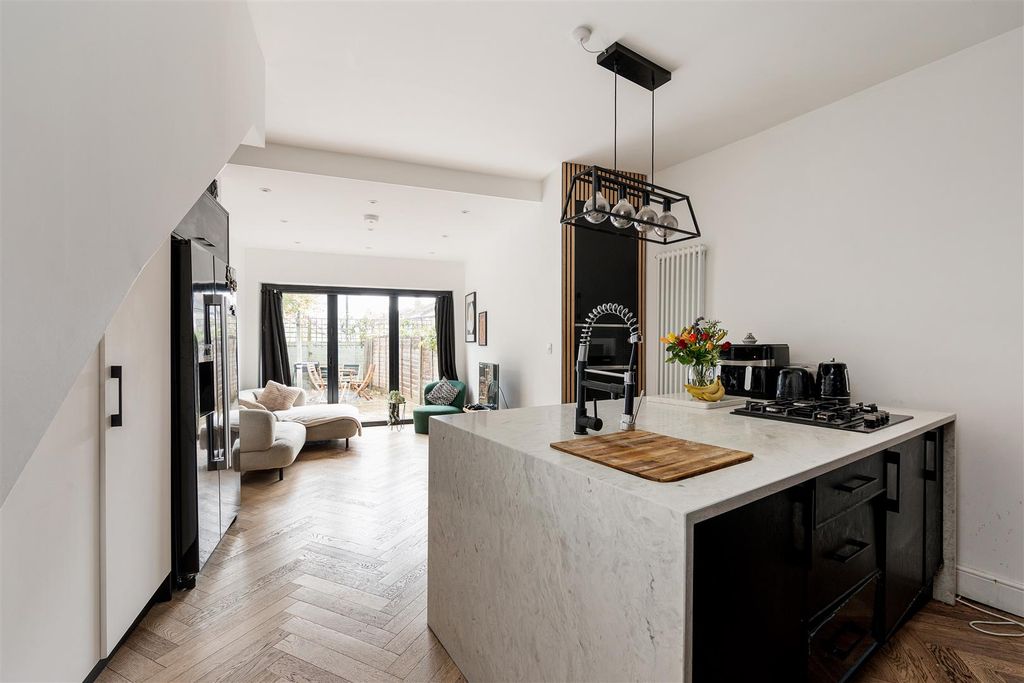 Property photo 2 of 23 Roma Road E17