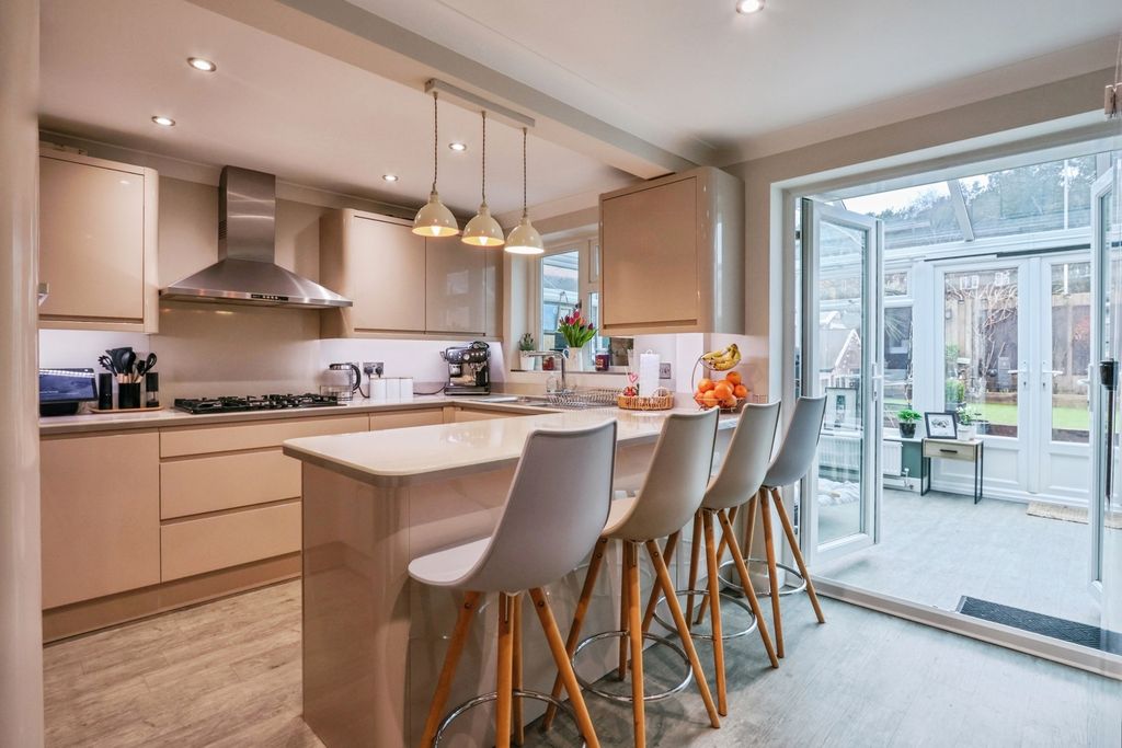 Property photo 3 of 17 Kitchen