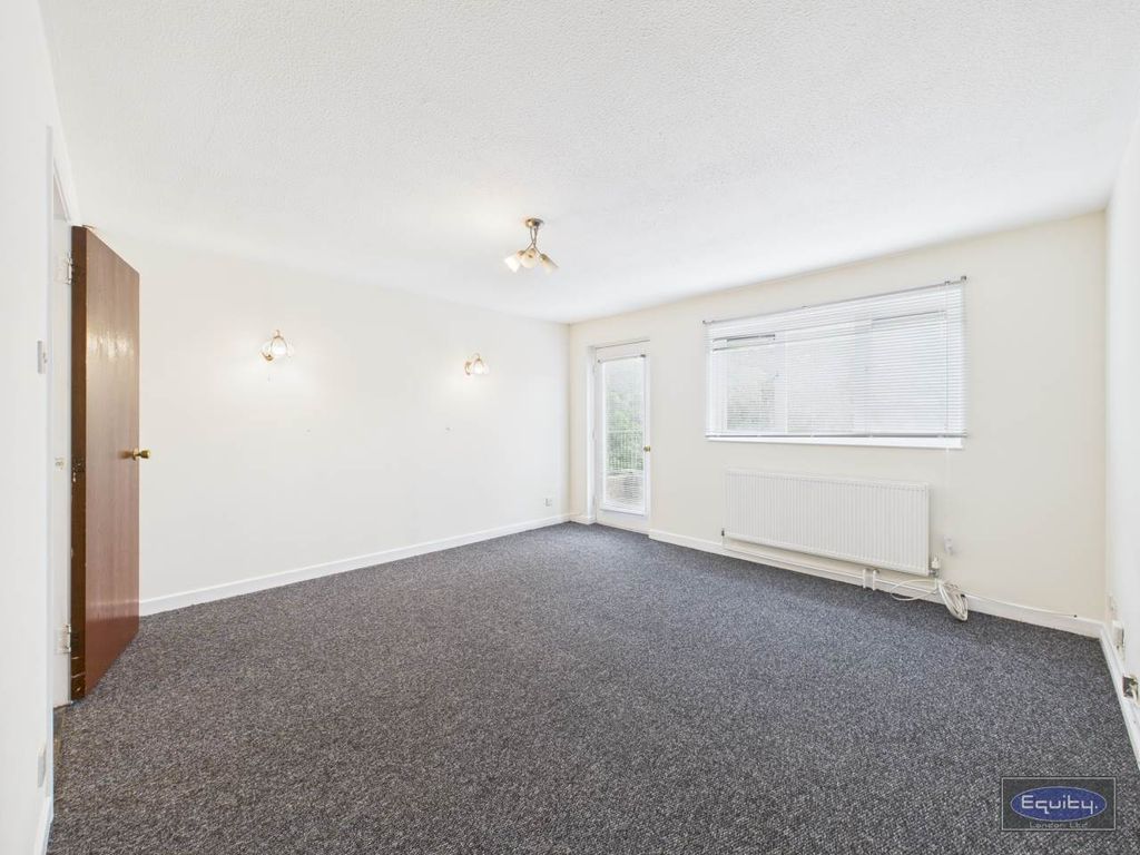 Property photo 1 of 6 Living Room