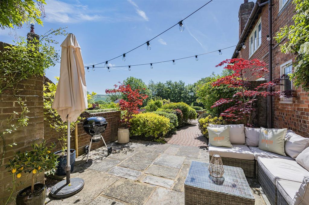 Property photo 2 of 33 Private Rear Garden