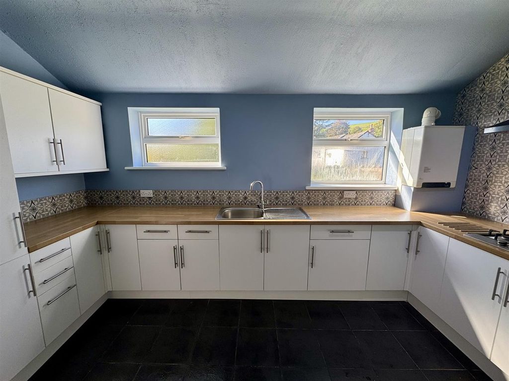 Property photo 3 of 13 Kitchen