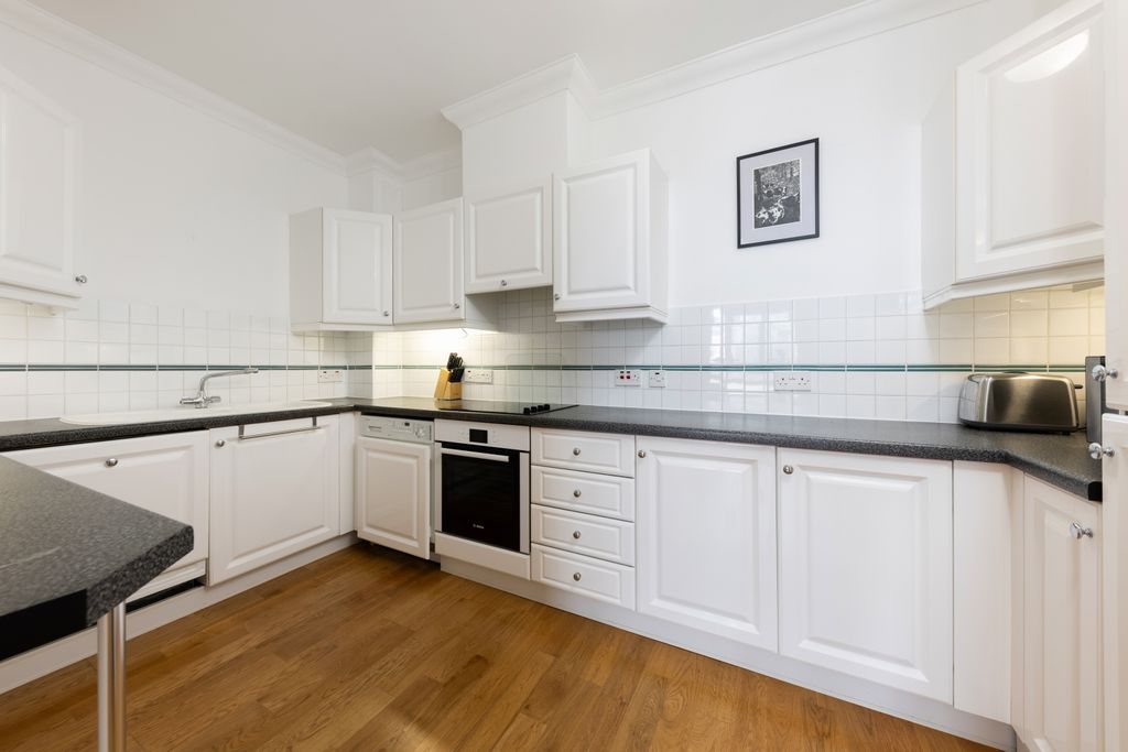 Property photo 3 of 9 Kitchen (2)