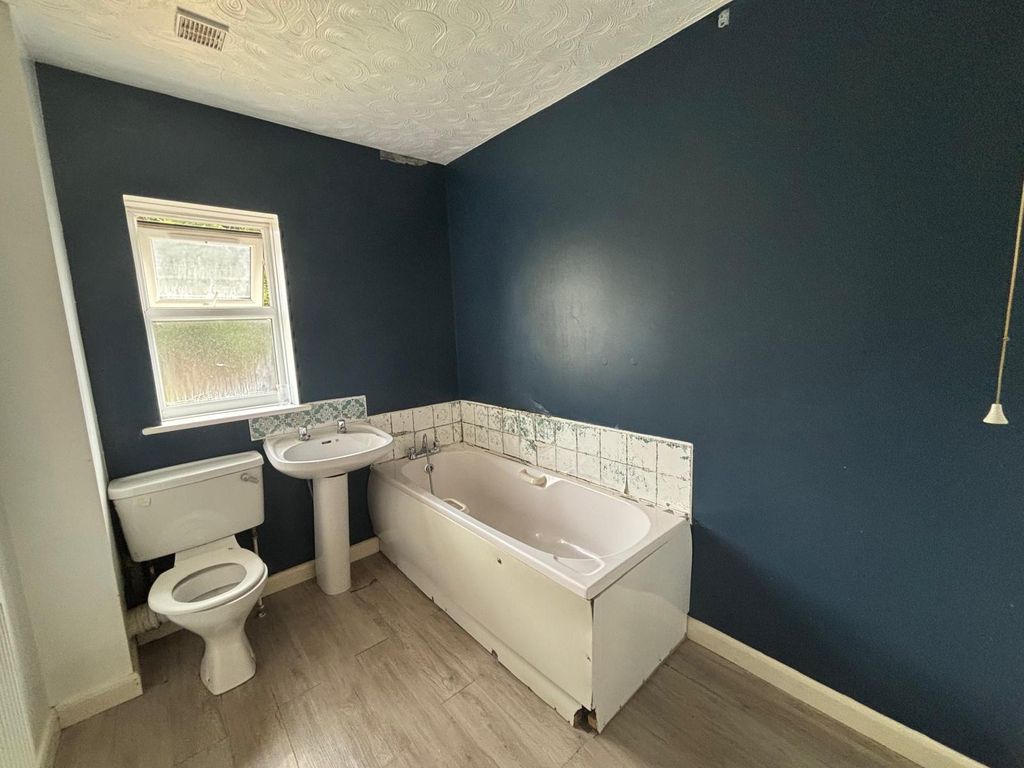 Property photo 1 of 6 Bathroom