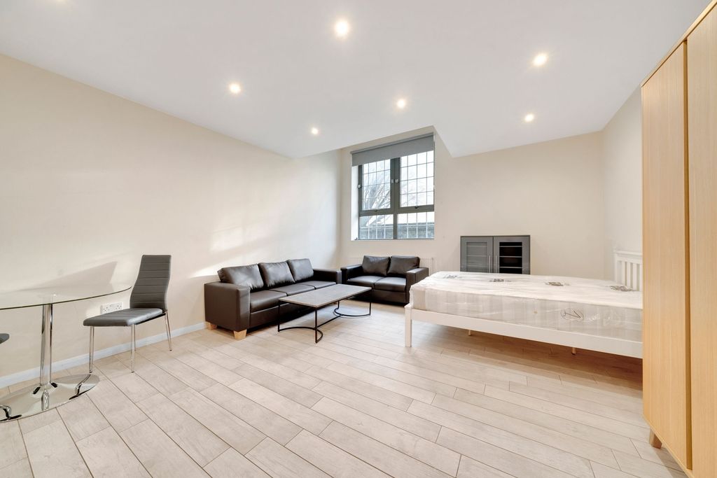Property photo 3 of 11 Open-Plan Lounge