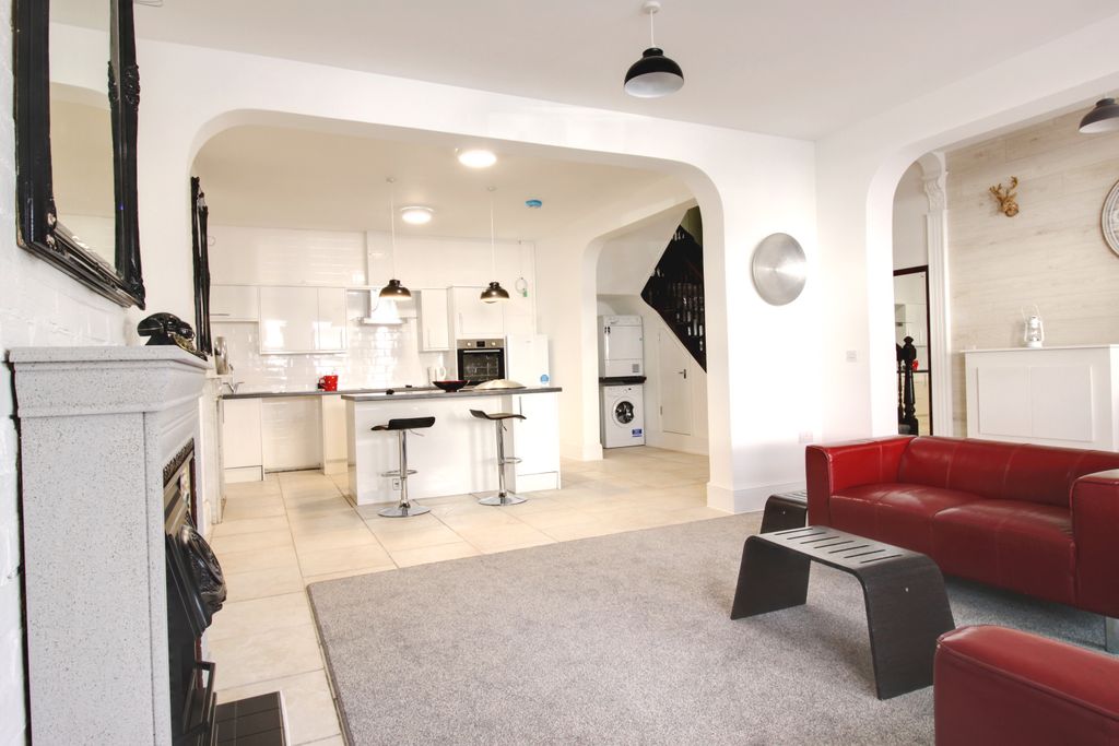 Property photo 3 of 13 Living Room &amp; Kitchen