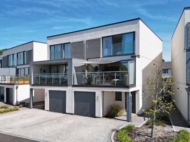 Property photo 1 of 32