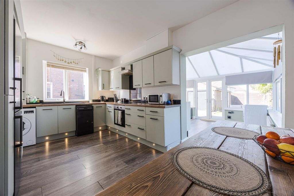 Property photo 2 of 17 Kitchen Diner