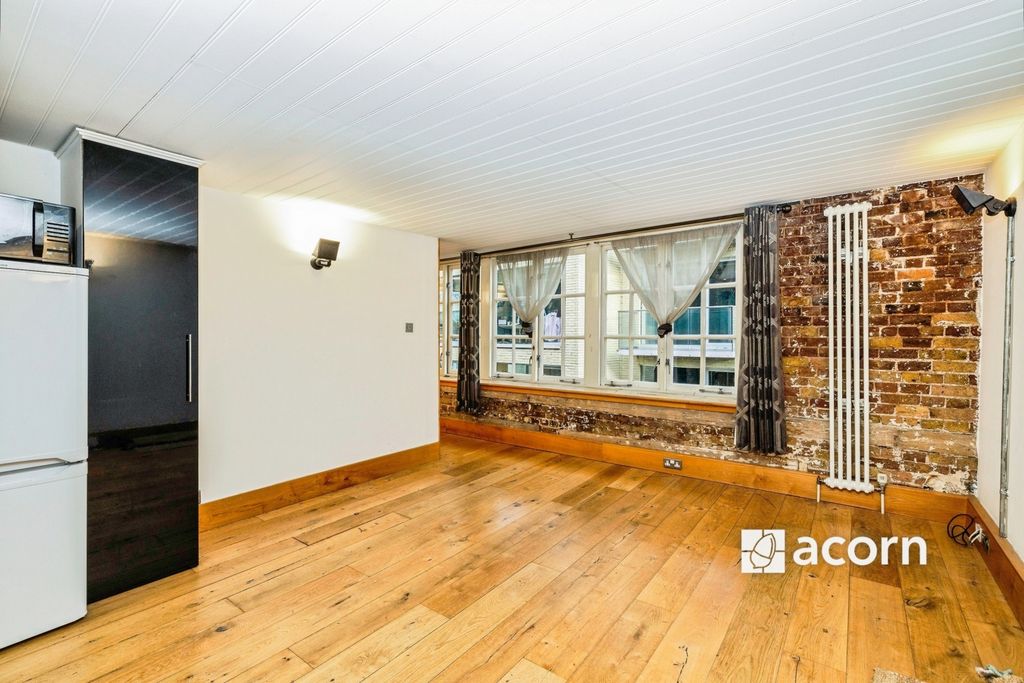 Property photo 1 of 18 Lounge (3)