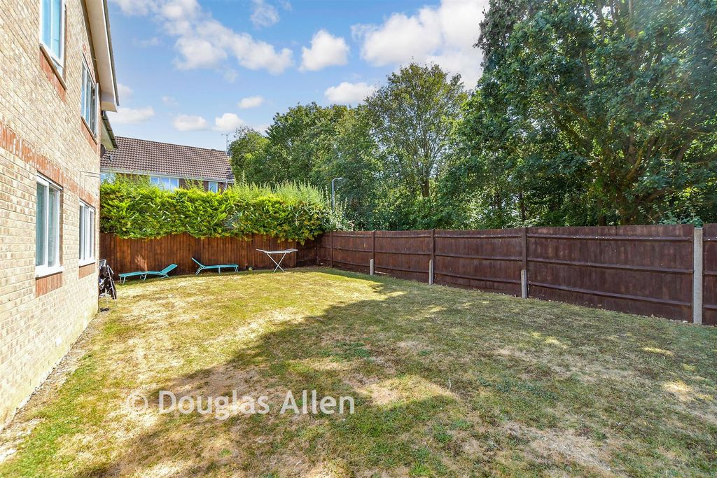 Property photo 1 of 8 Communal Gardens