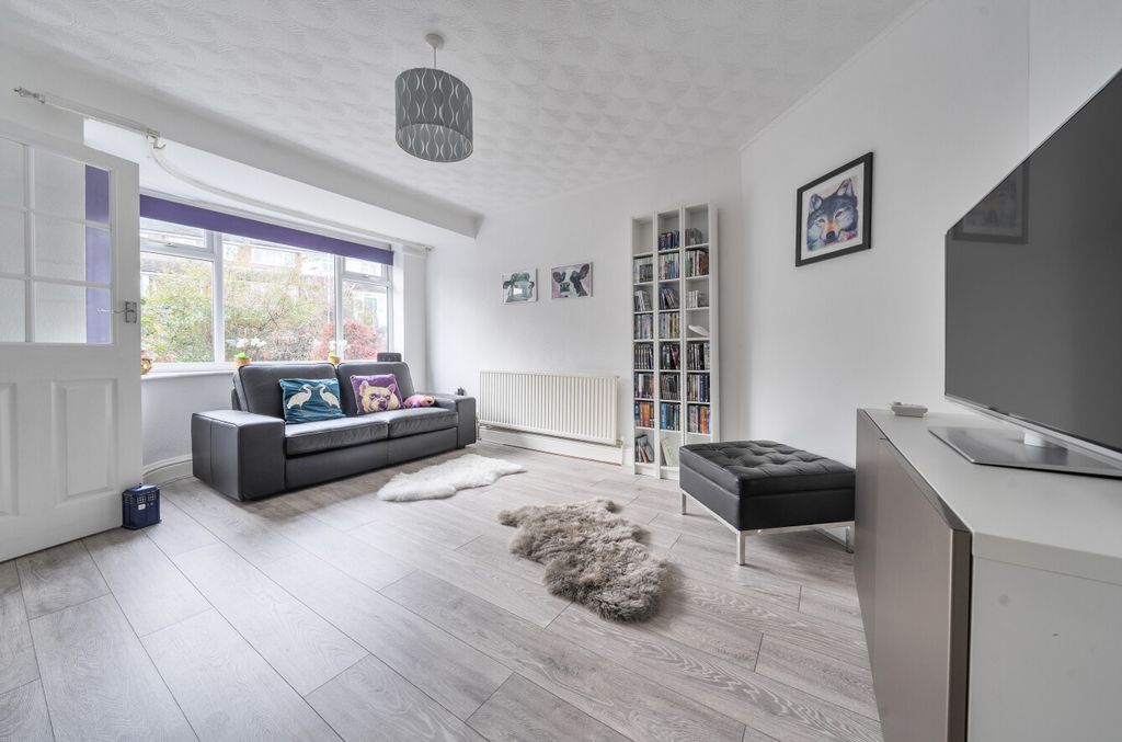 Property photo 3 of 12 1404127-13-697780...