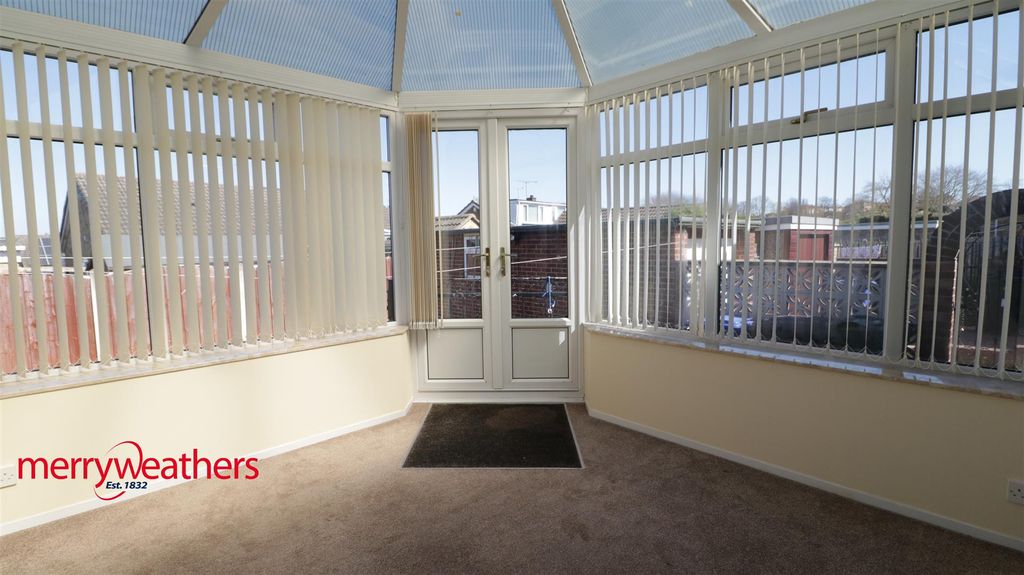 Property photo 2 of 11 Conservatory