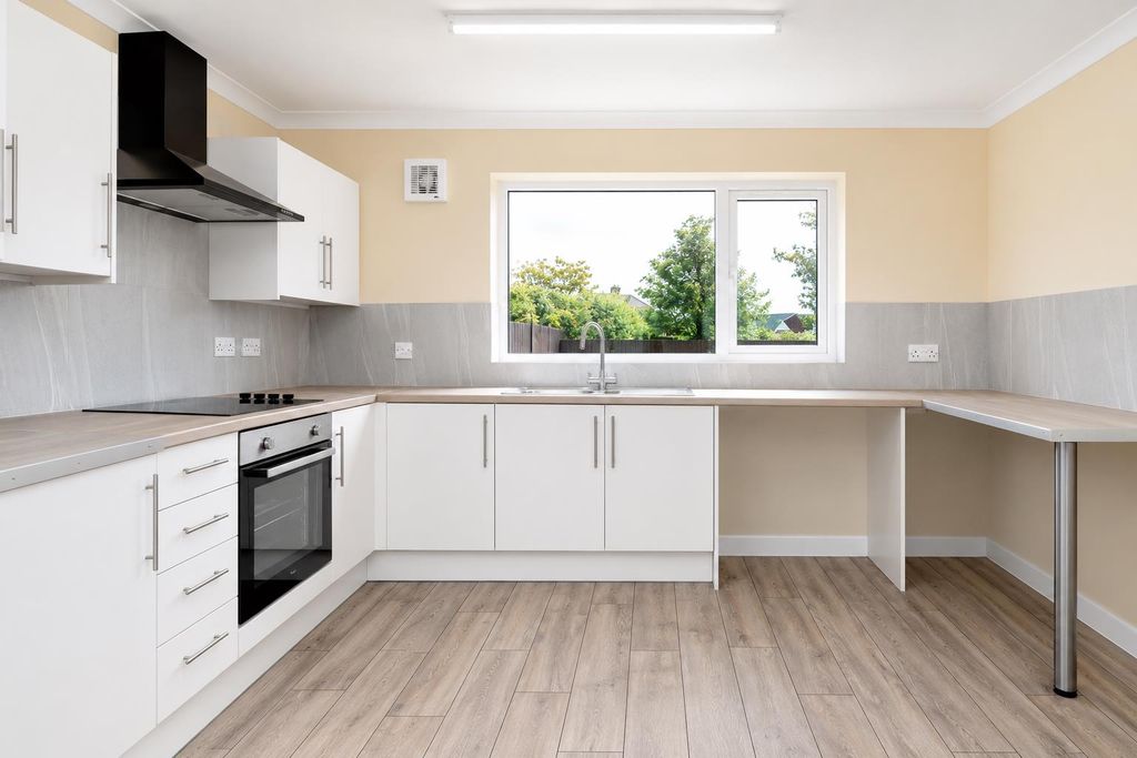 Property photo 2 of 15 Kitchen..Jpg