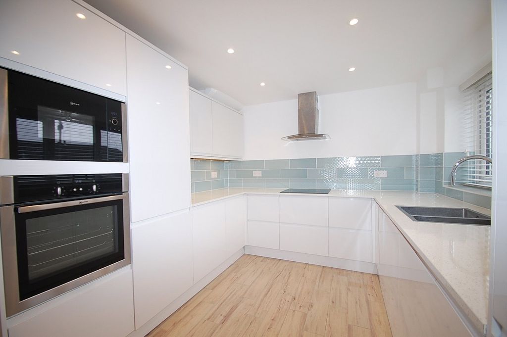 Property photo 2 of 8 Kitchen