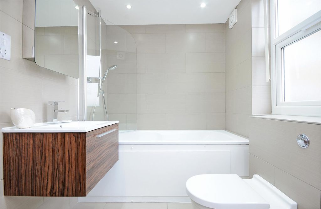 Property photo 3 of 11 35 Bc Master En-Suite.Jpg