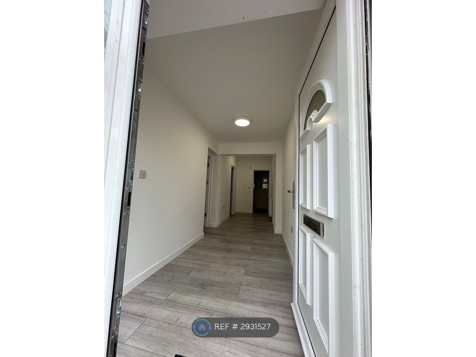 Property photo 2 of 9 Hallway
