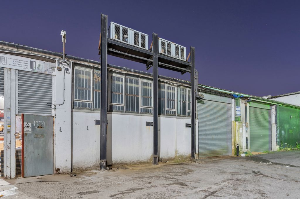Property photo 1 of 6 Warehouse To Let