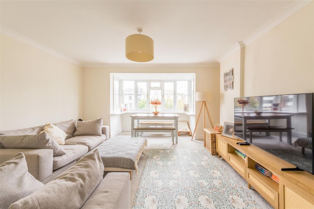 Property photo 2 of 19 Flat 5, 36 Wilbury Road-6.Jpg