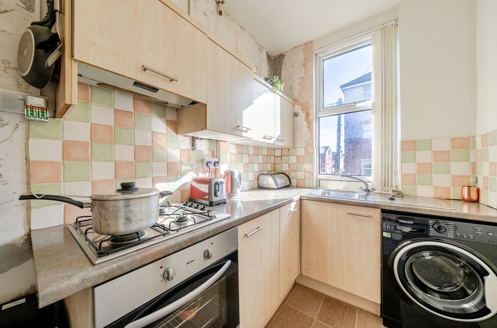 Property photo 2 of 10 1425406-9-69c5026...