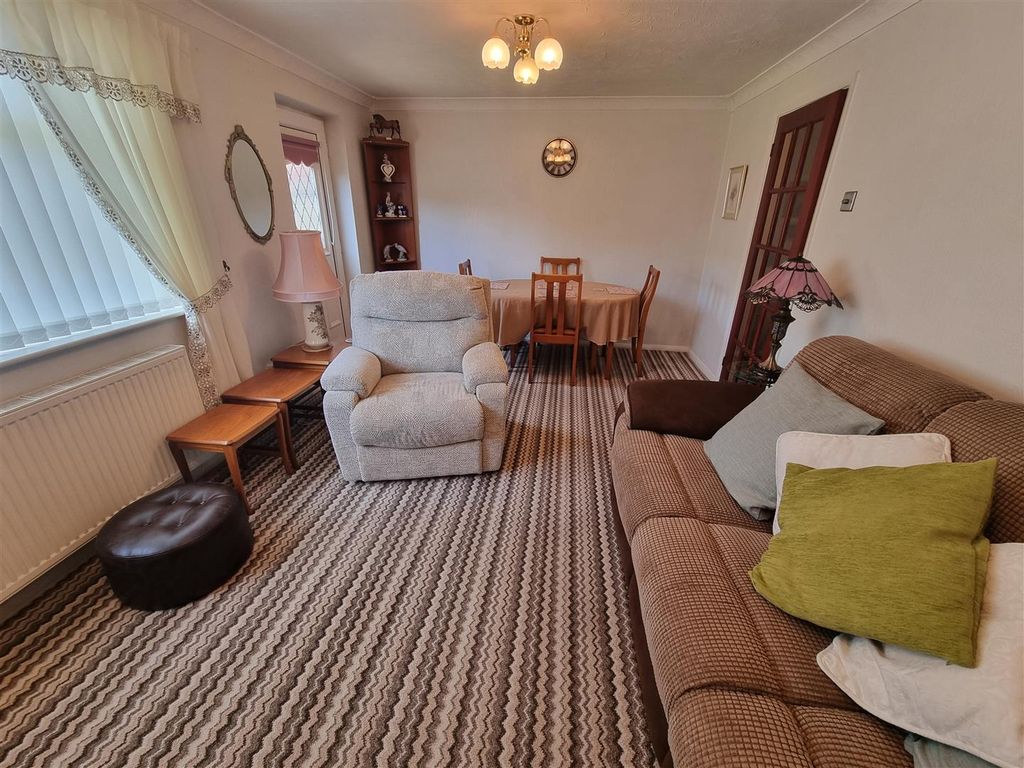 Property photo 2 of 12 Lounge 2