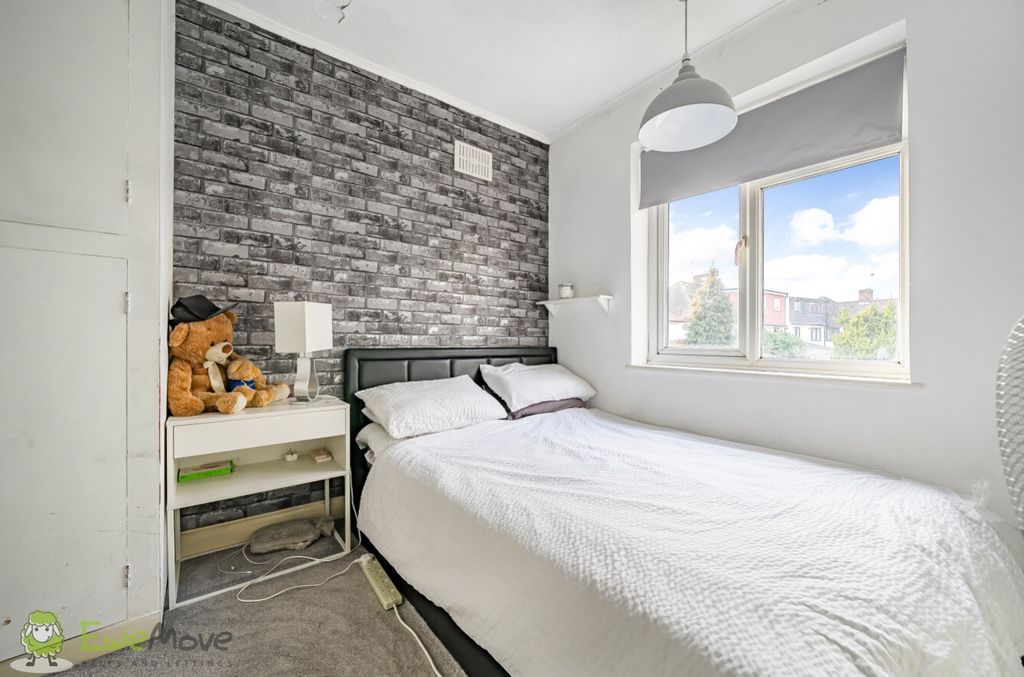 Property photo 2 of 11 97353Baf-0c10-42B9-8B2c-9758d46228F2