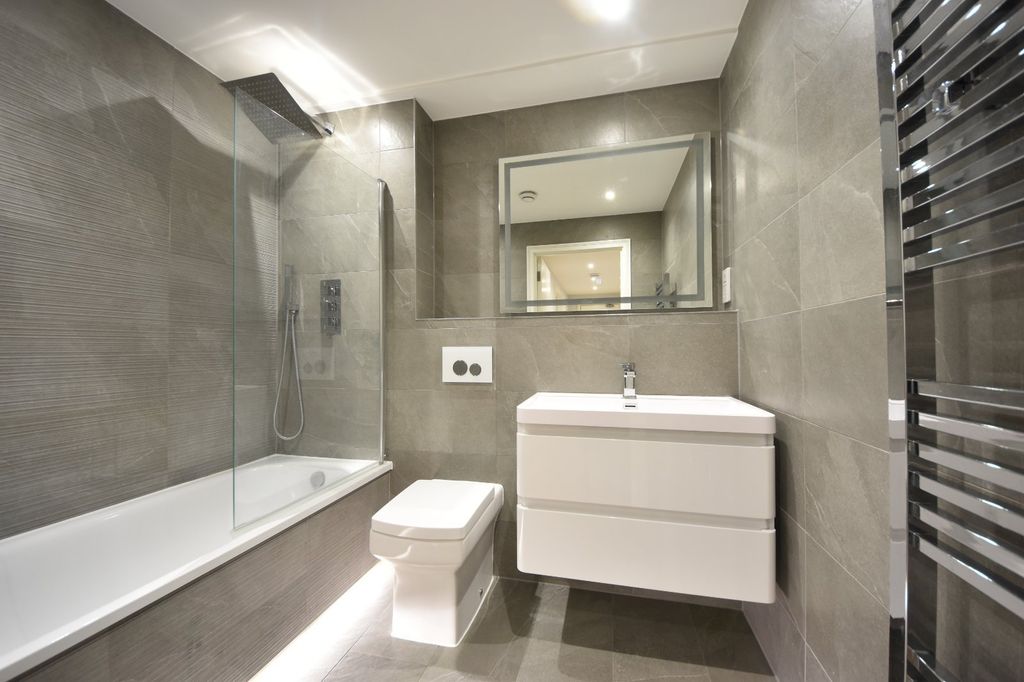 Property photo 2 of 10 Bathroom