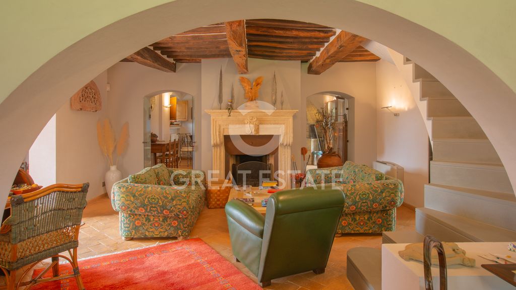 Property photo 2 of 20 Interiors