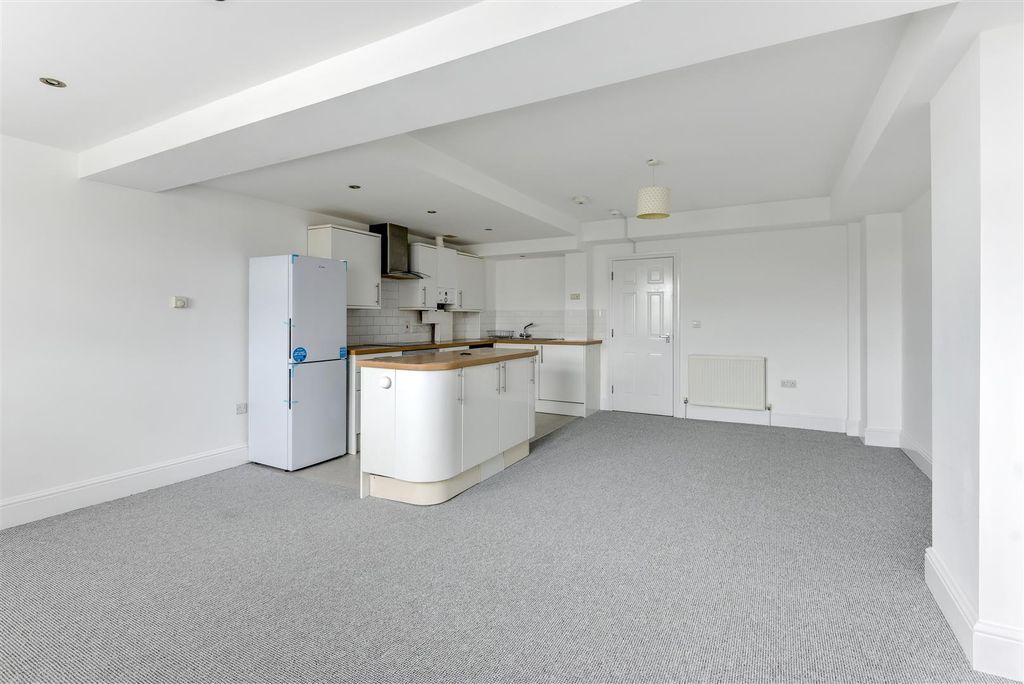 Property photo 3 of 6 Living Room/ Kitchen