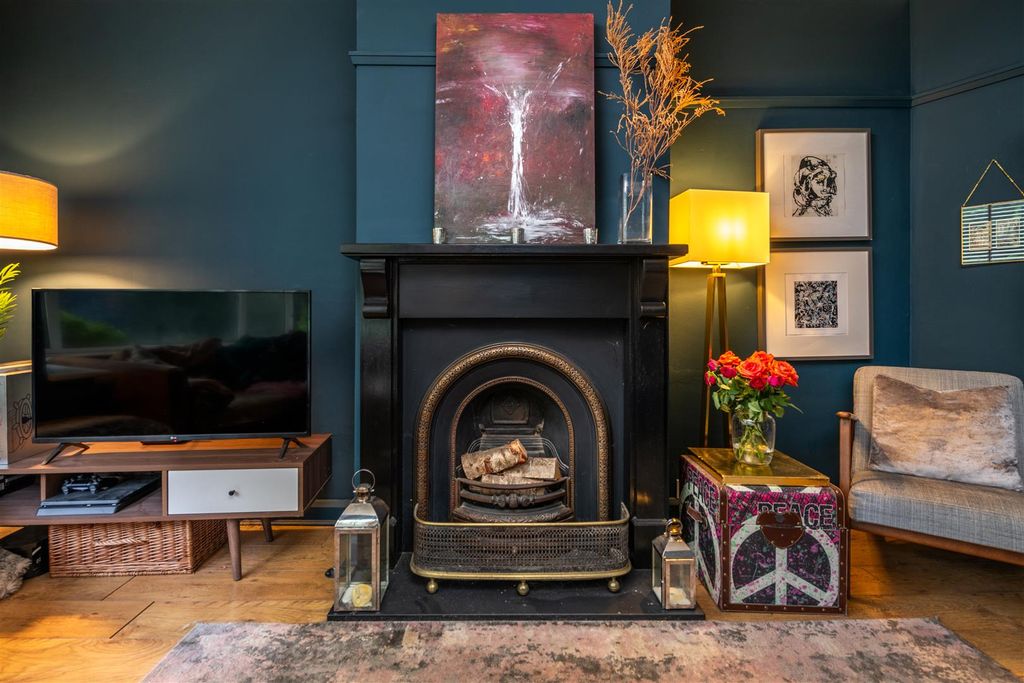 Property photo 2 of 10 51 Meath Green Internals-13.Jpg