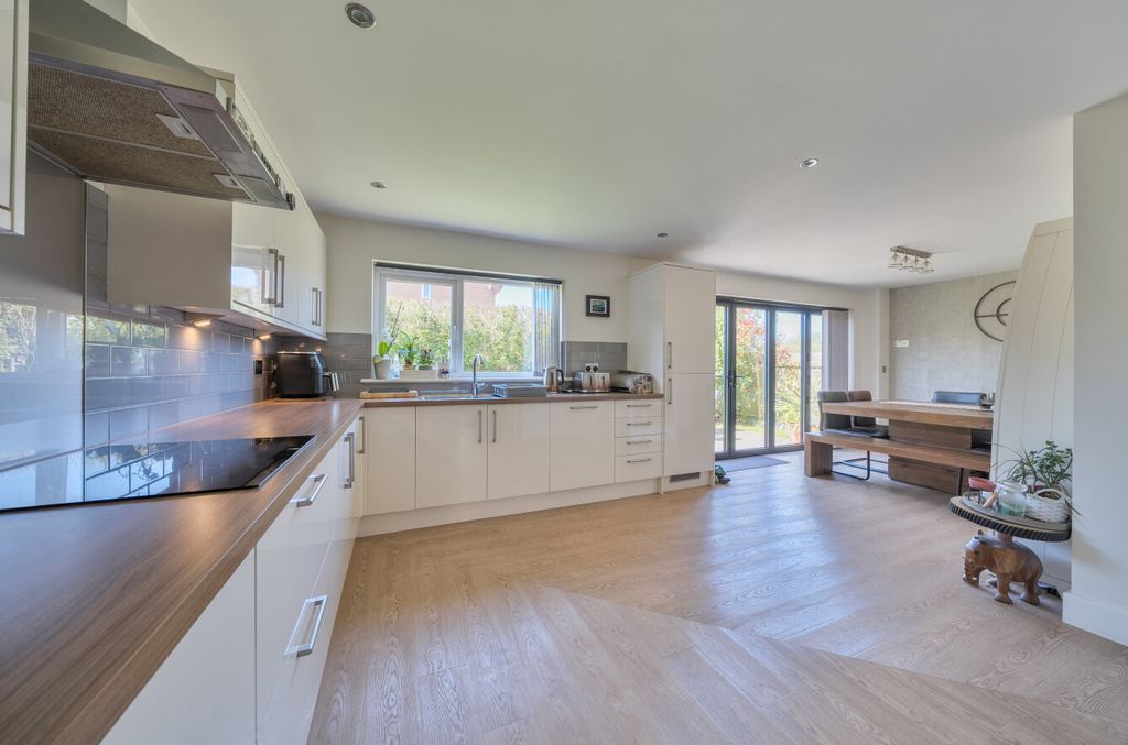 Property photo 2 of 16 1450203-12-69F1Ec...
