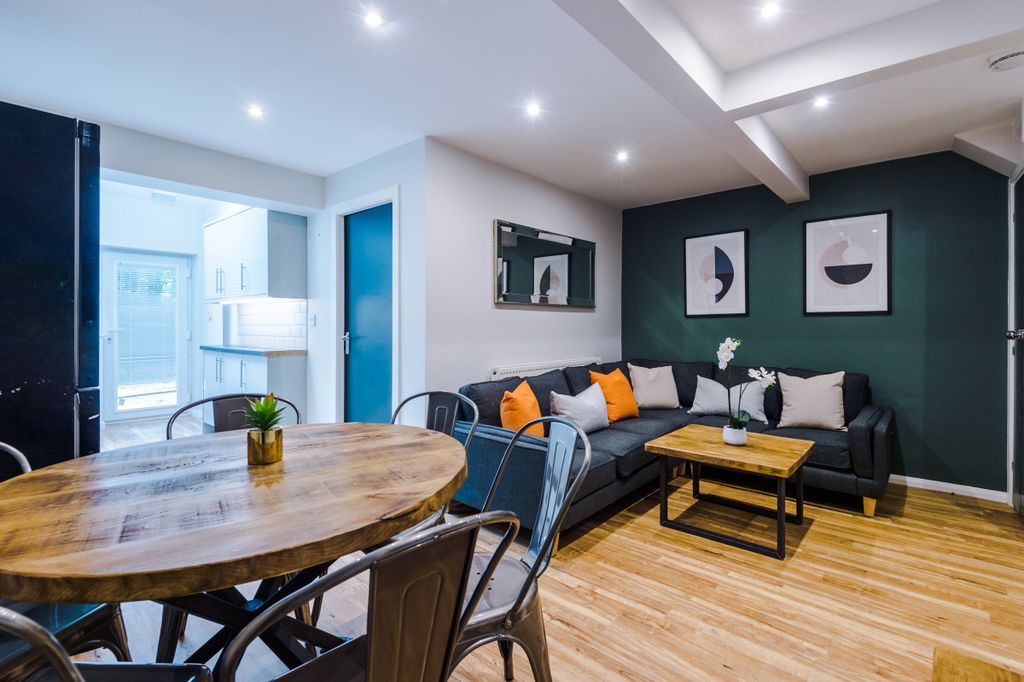 Property photo 1 of 20 60B Derby, Living Room 1