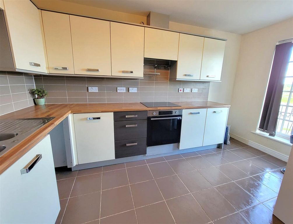Property photo 2 of 11 Kitchen