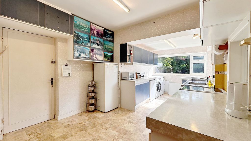 Property photo 3 of 31 Kitchen