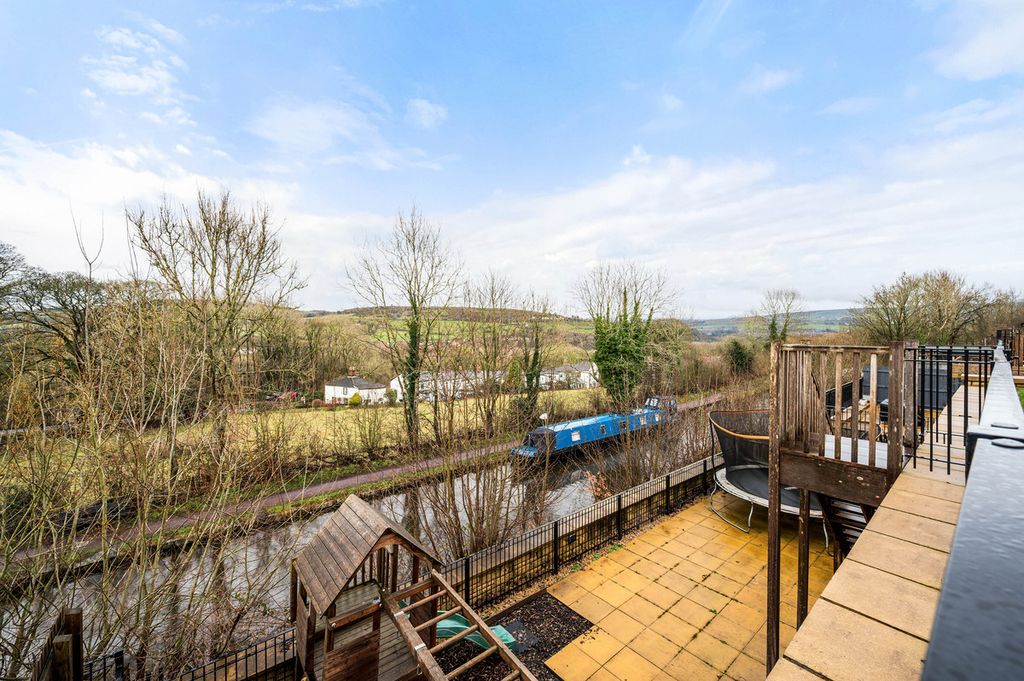 Property photo 2 of 33