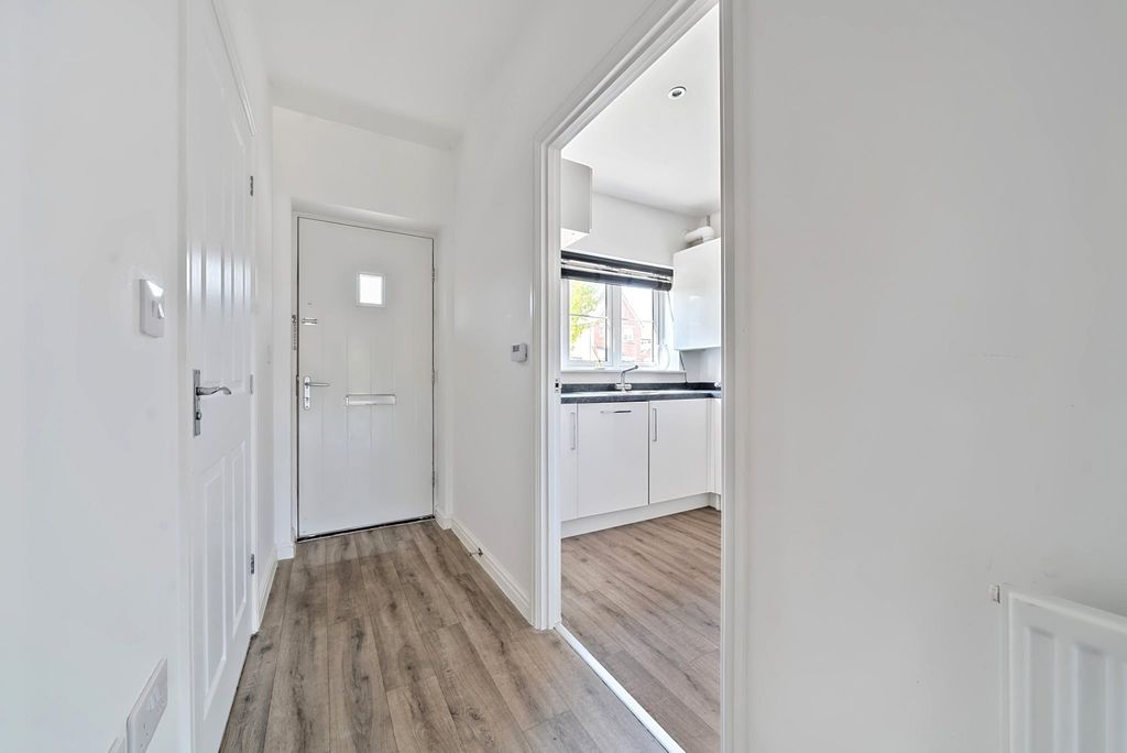 Property photo 2 of 17 Hallway