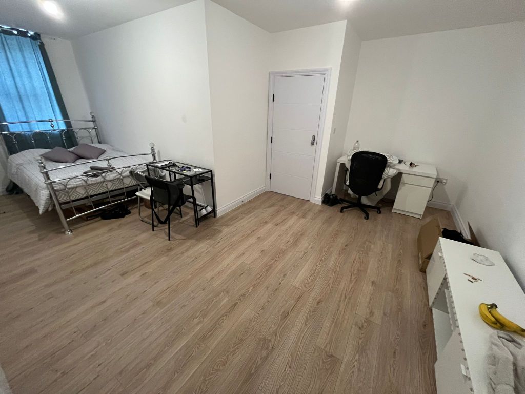 Property photo 1 of 12 Room 2- £615 Available Now