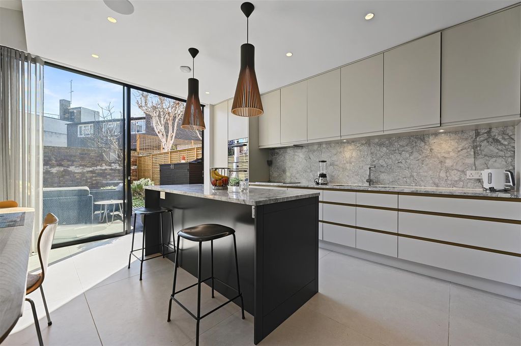 Property photo 1 of 14 Bolingbroke Road
