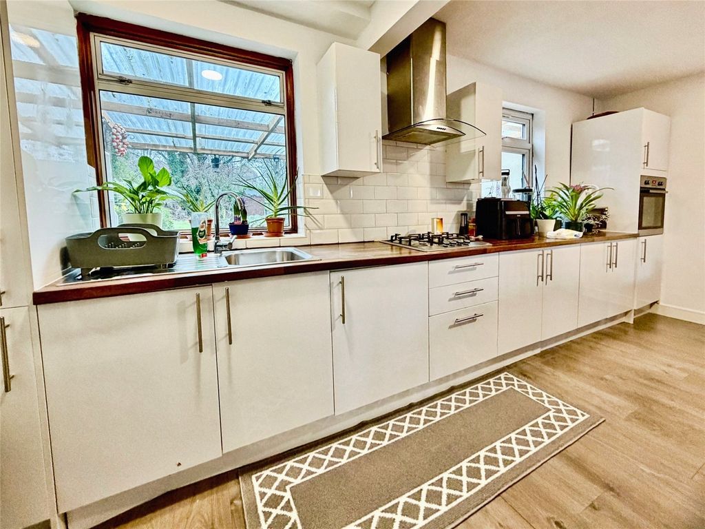 Property photo 3 of 17 Kitchen