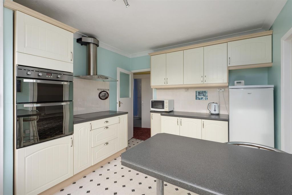 Property photo 3 of 15 Shottendance Road, Margate