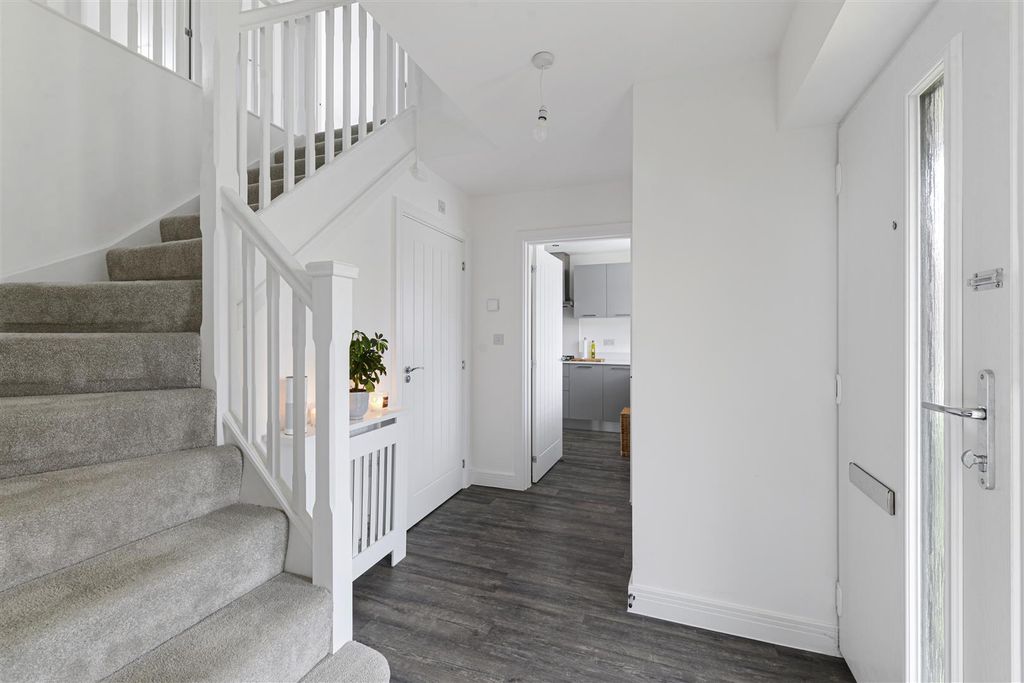 Property photo 2 of 19 31Parkdrive02.Jpg