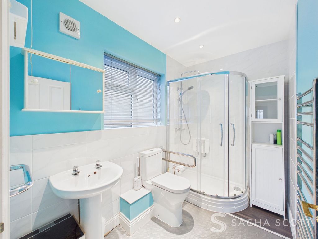 Property photo 3 of 18 Bathroom