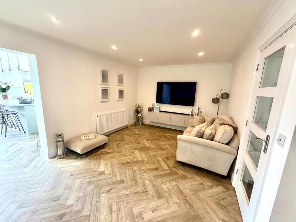Property photo 2 of 11 Lounge