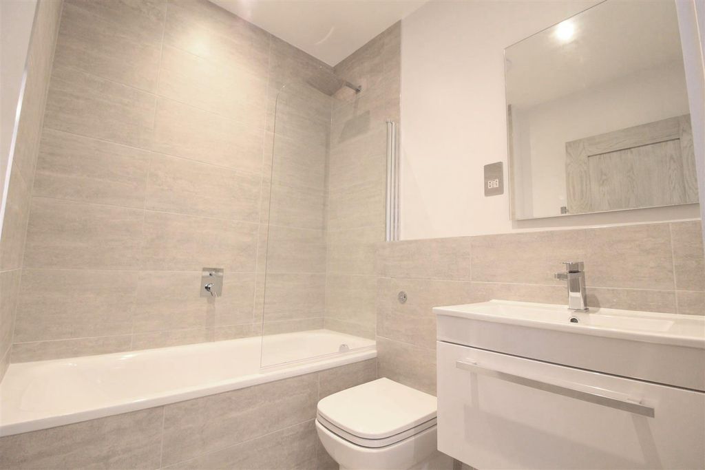 Property photo 3 of 9 Bathroom