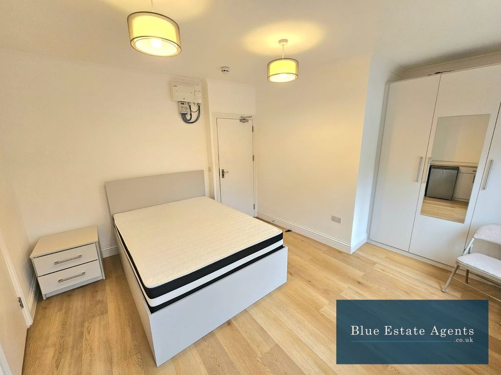 Property photo 1 of 5 Double Bedroom